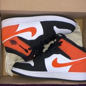 Air Jordan 1’s mid